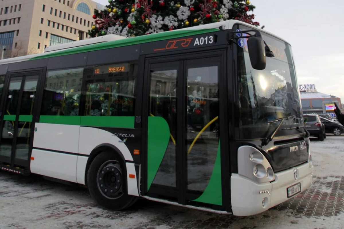 Астанада мас жолаушы автобус терезелерін сындырып тастады