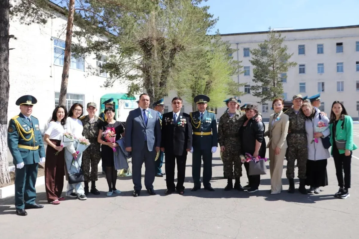 «AMANAT»  партиясының Павлодар облыстық жастар қанаты әскерилерді мерекемен құттықтады