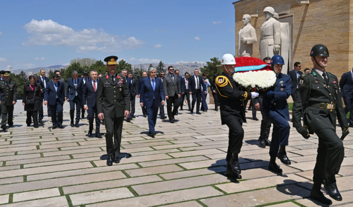 Қасым-Жомарт Тоқаев Ататүрік кесенесіне гүл шоғын қойды