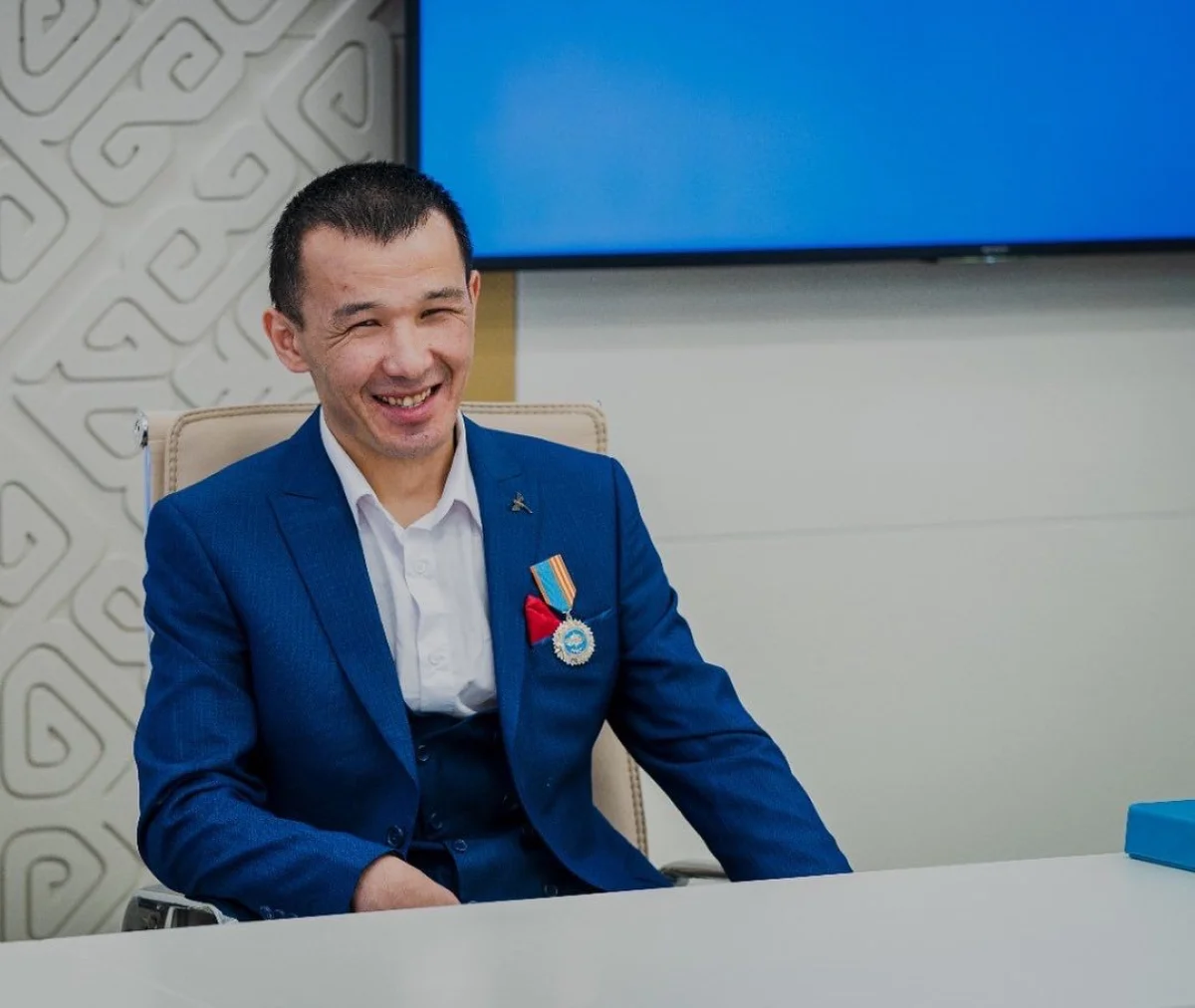 Астанада үш жасар бүлдіршінді құтқарған жігітке белгілі депутат үш бөлмелі пәтер сыйға тартты