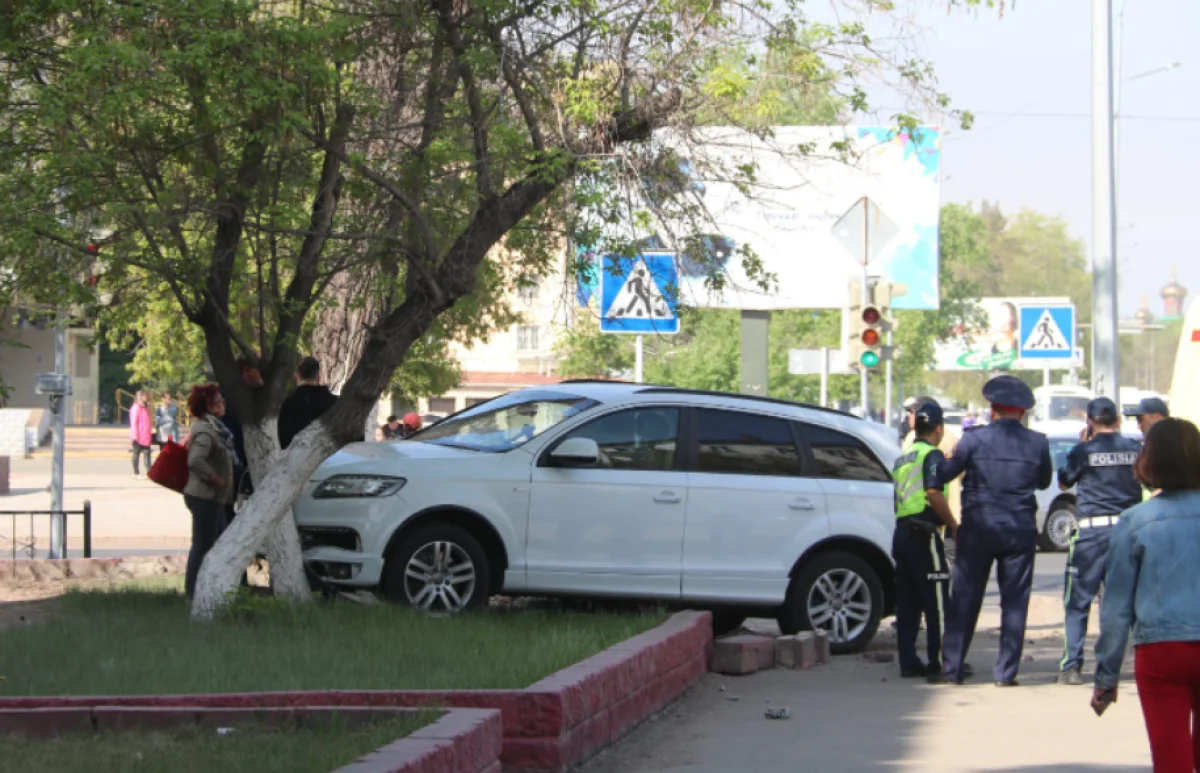 Павлодарда жүргізуші бағдаршамнан өтіп бара жатқан зейнеткерді қағып кетті
