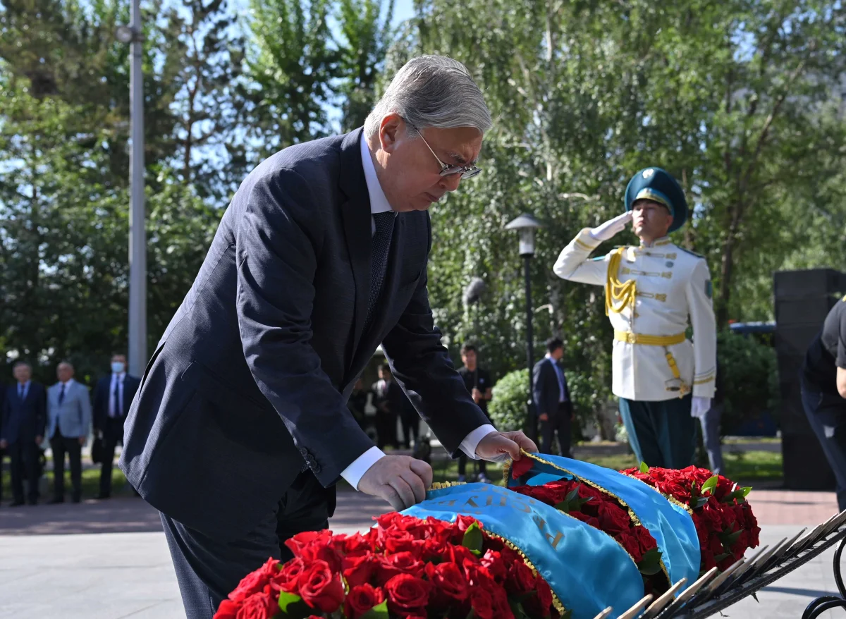 Президент саяси қуғын-сүргін және ашаршылық құрбандарының рухына тағзым етті