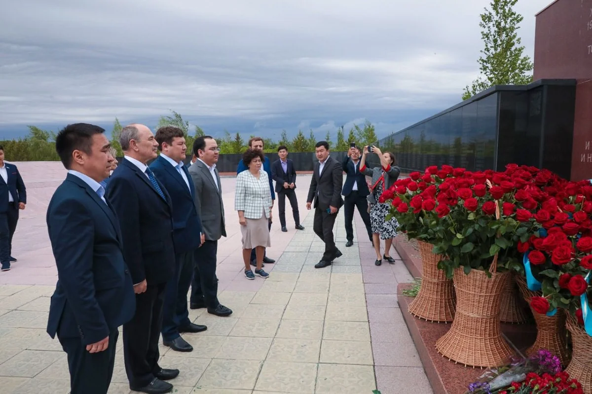 Асхат Оралов «АЛЖИР» мемориалды-мұражай кешеніне барып, ескерткіш тақтаға гүл шоғын қойды