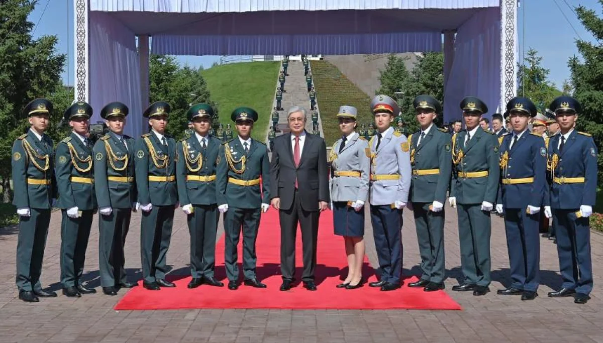 Әскери оқу орнының үздік түлектері Бас қолбасшының қолынан офицер погонын алды