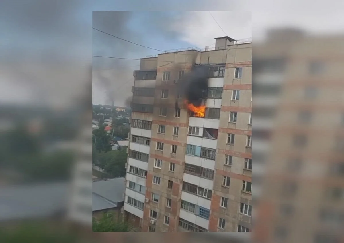 Павлодарда өртеніп жатқан пәтерде жалғыз қалған бала құтқарылды