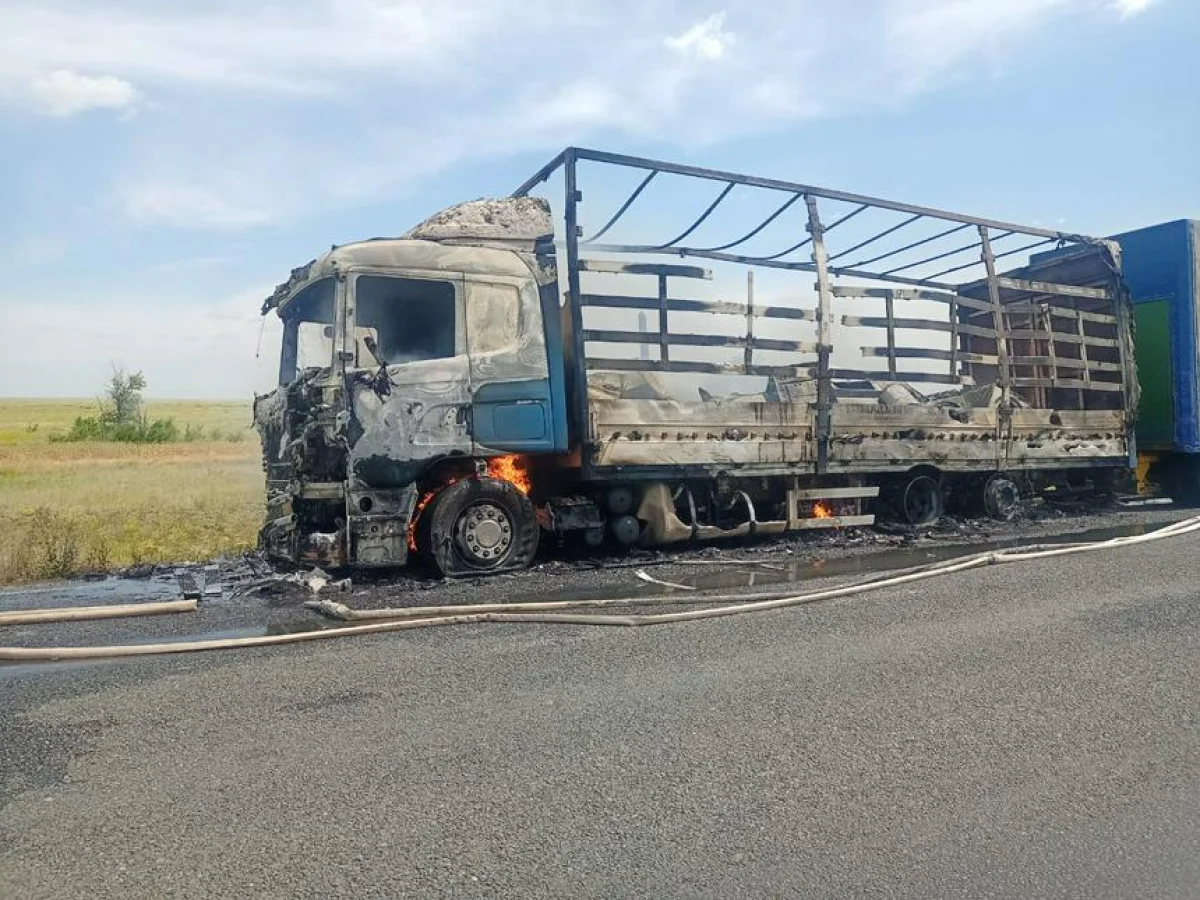 БҚО-да 16 тонна тұрмыстық техника тиелген жүк көлігі өртеніп кетті