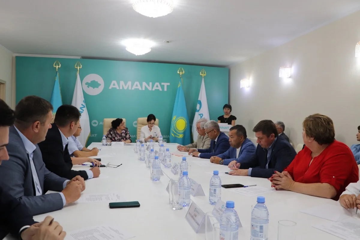 AMANAT: Қостанай облысында мектептердің оқу жылына дайындығы талқыланды