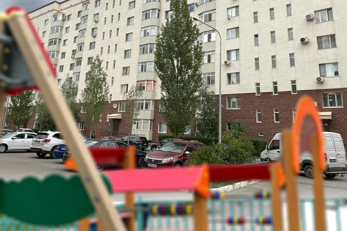 Нұр-Сұлтандағы 1,5 жасар сәби өлімі: тұрғындар қайғылы оқиға қайталана ма деп қорқады