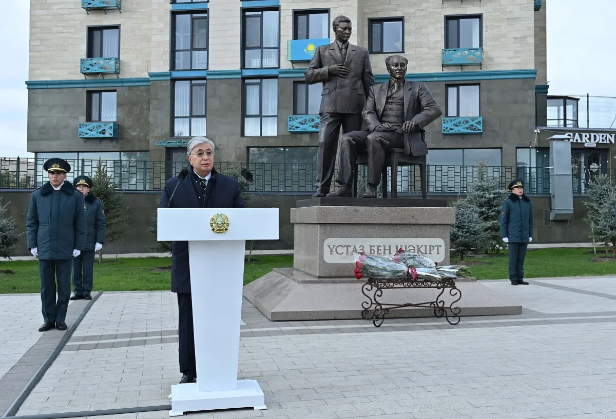 Мемлекет басшысы Мұхтар Әуезов пен Қайым Мұхамедхановқа арналған ескерткішті ашты