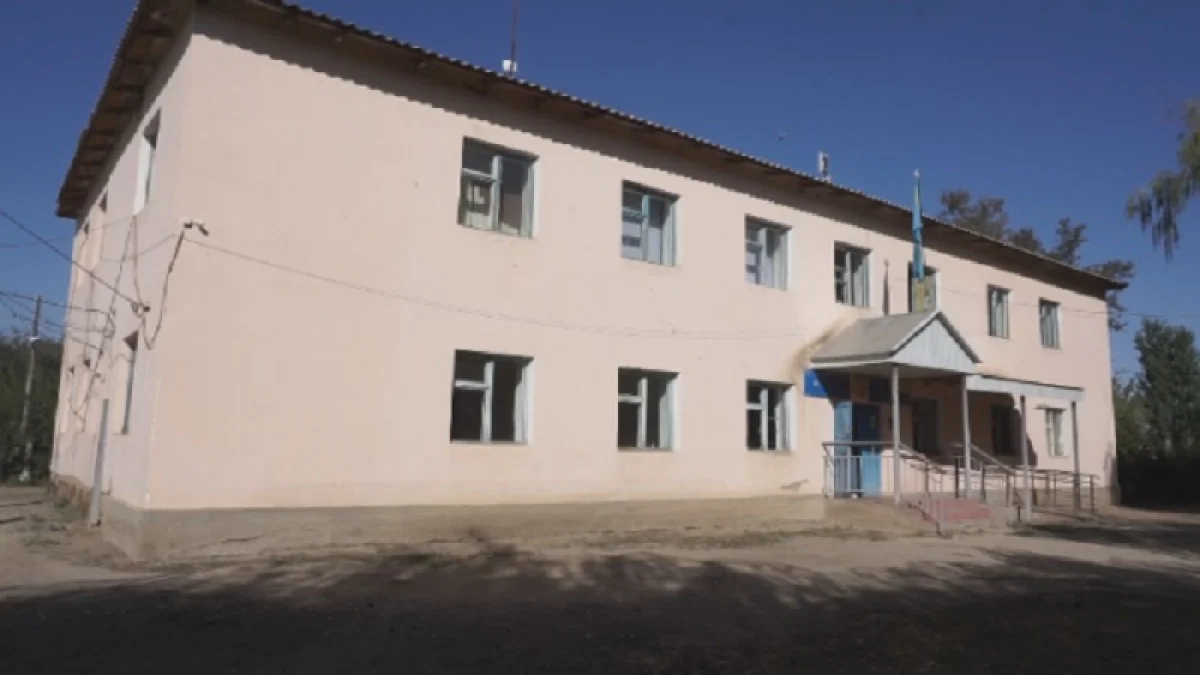 Жамбыл облысында ауыл әкімдігінің ғимараты құлайын деп тұр