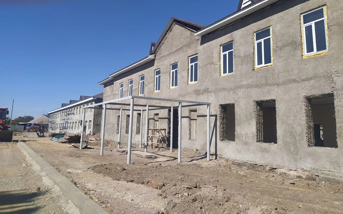 «1 млрд теңге бөлінген»: Жетісу облысында мердігердің жауапсыздығынан мың оқушы мектепке бара алмай жүр