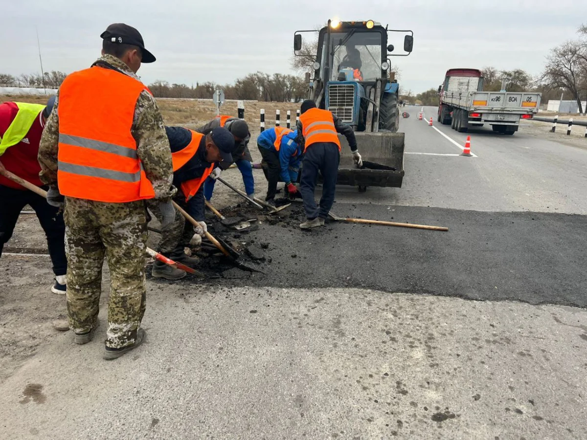 Жетісу облысында жол жөндеушілер теміржол рельсінің үстінен асфальт төсеп тастаған