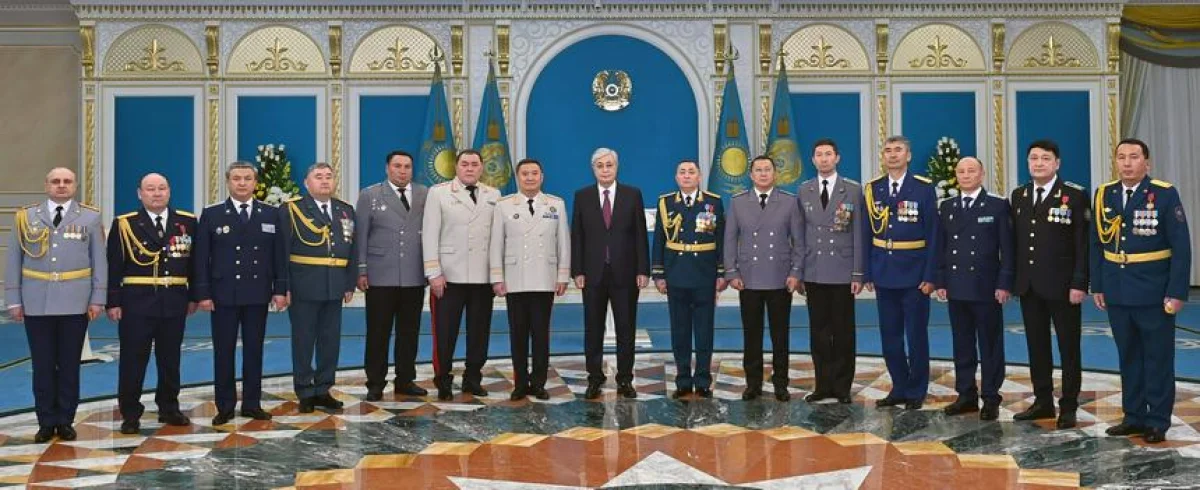 Президент жоғары әскери және арнаулы атақтар, сыныптық шендер тапсырды