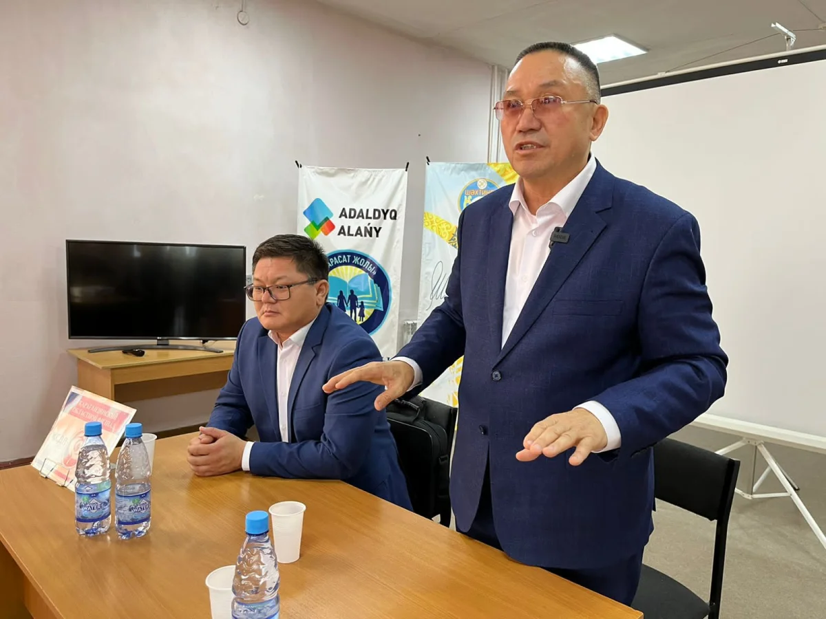 Нұрлан Әуесбаев Шахтинск қаласында кітапхана ұжымымен кездесті