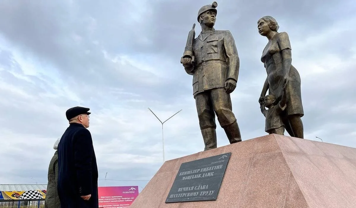 Нұрлан Әуесбаев «Шахтер даңқы» ескерткішіне гүл шоқтарын қойды