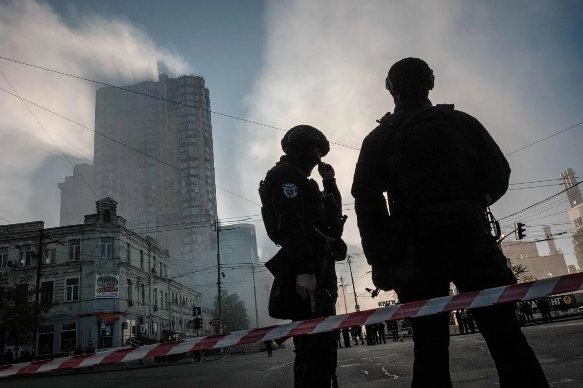 «Жарық та, байланыс та жоқ»: Ресейдің жаппай атқылауынан Украинаның көптеген қаласы жарықсыз қалды