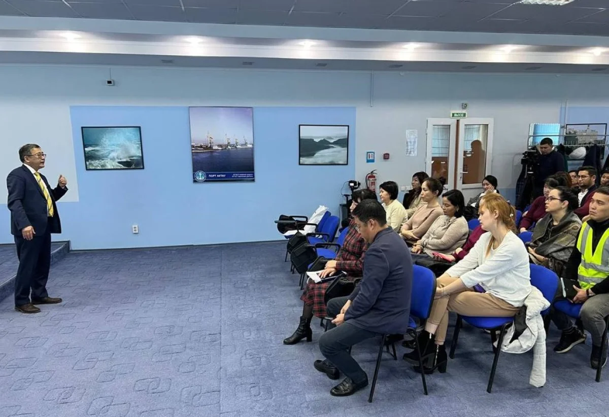 Мейрам Қажыкен Ақтаудағы теңіз сауда портының қызметкерлерімен кездесу өткізді