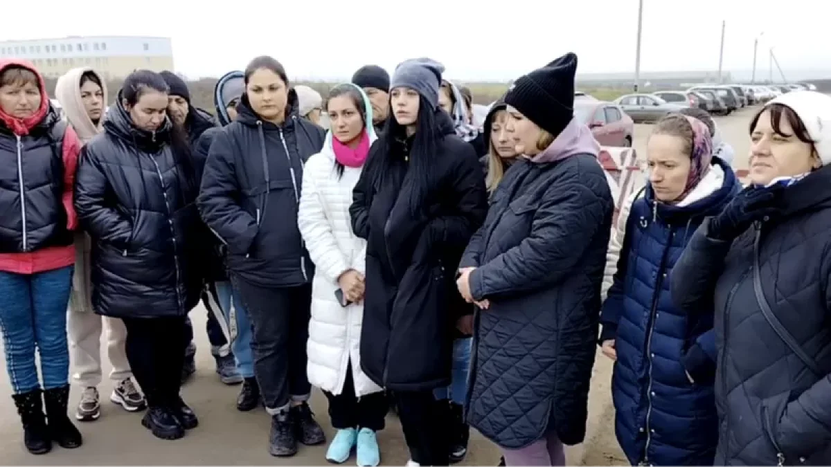 «Әзірге тірімін»: күйеуі мен ұлын іздеген ресейлік әйелдер Украина шекарасына ағыла бастады