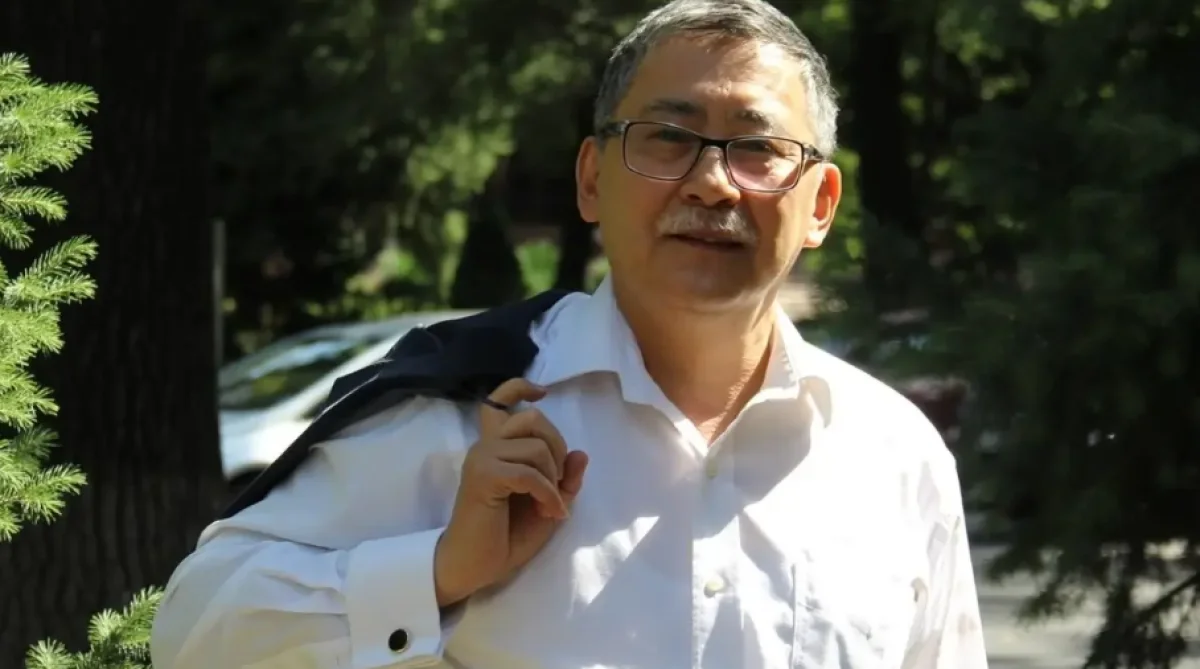 Салалық кәсіподақ өкілдері Мейрам Қажыкенге каска жіберіп жатыр