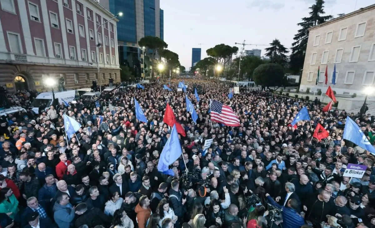 Албанияда мыңдаған наразылық білдірушілер ел премьер-министрінің отставкаға кетуін талап етті