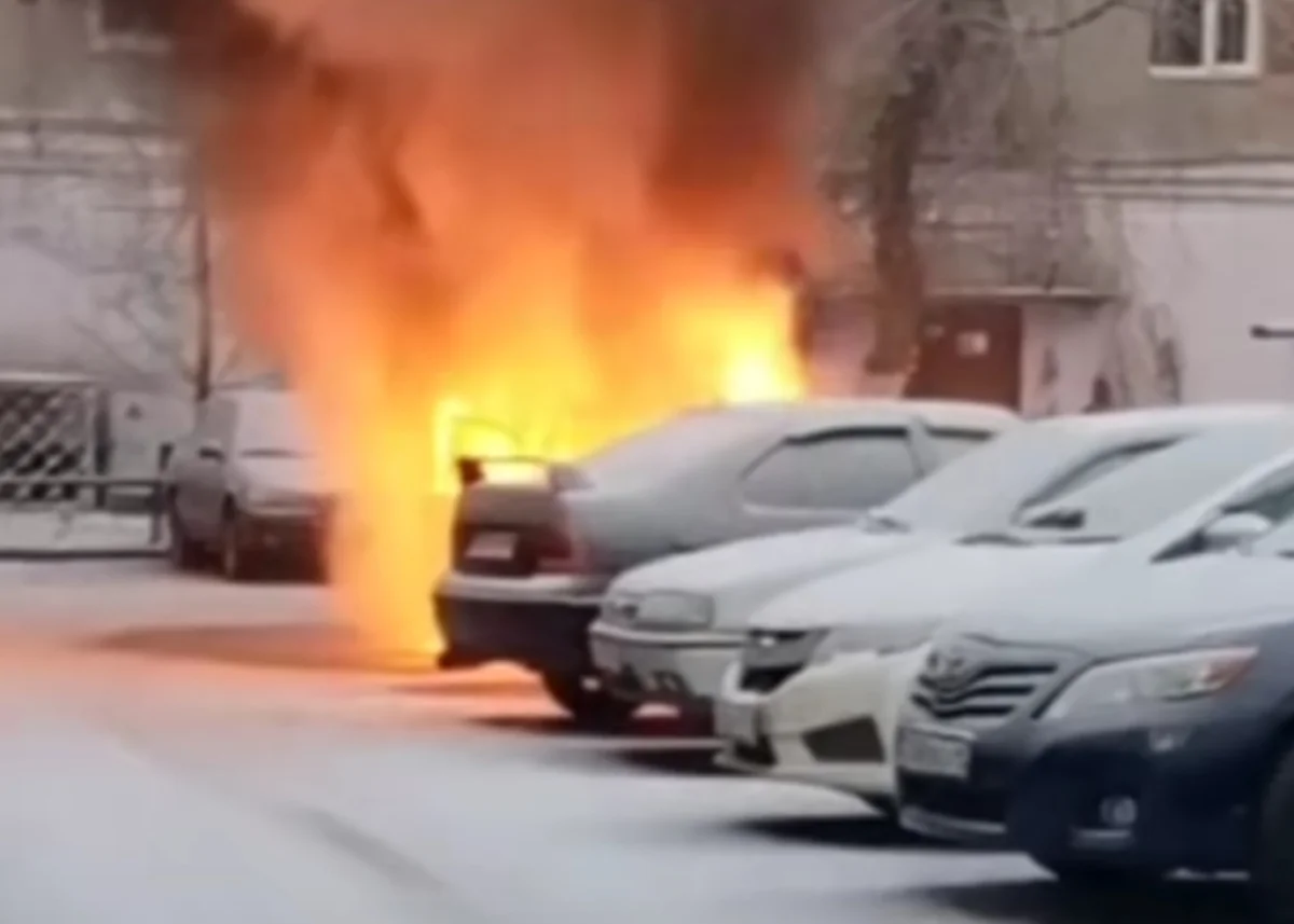 Павлодарда аула ішінде автокөлік өртеніп кетті