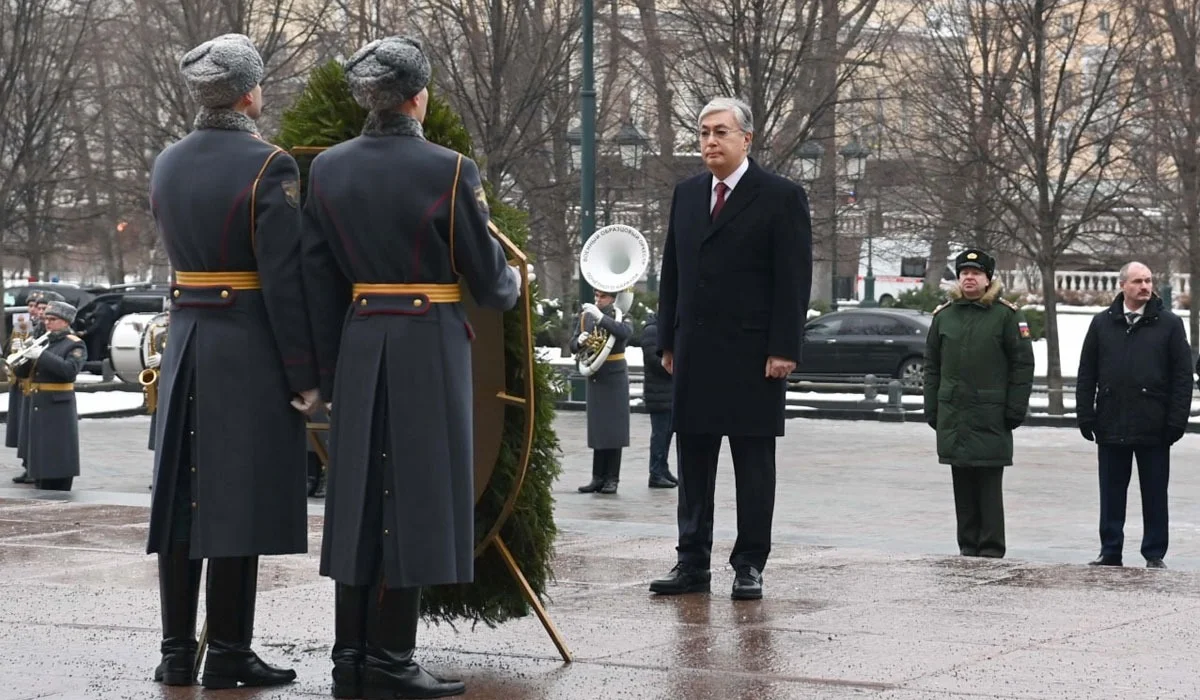 Тоқаев Ресейдегі «Белгісіз жауынгер бейіті» ескерткіш-мемориалына гүл шоғын қойды