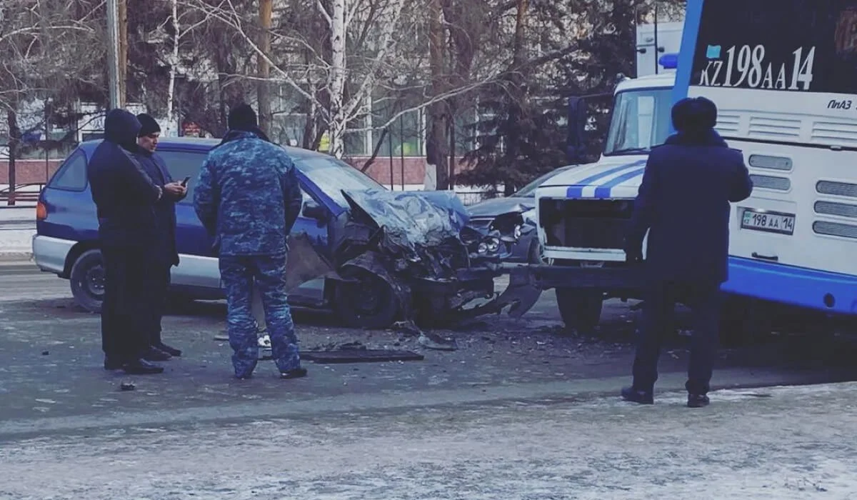 Павлодарда көше ортасында автобус пен төрт көлік соқтығысты