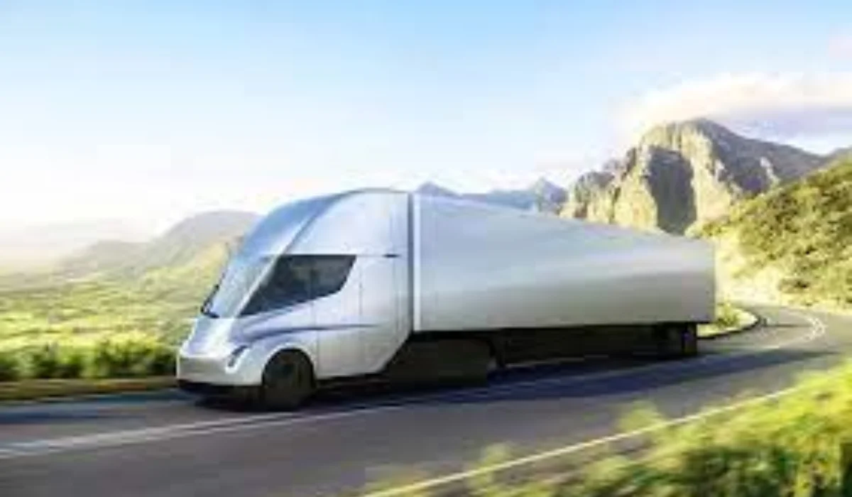 Tesla Semi алғашқы электрлік жүк көлігі шығарылды