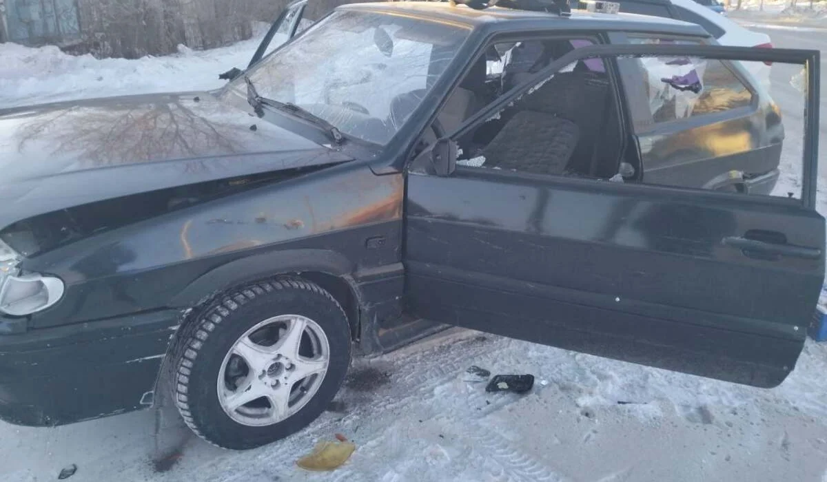 «Мұндай көлік қажет емес»: қостанайлық жігіт айыппұлға бола полицейлердің көзінше көлігінің терезесін шағып тастады