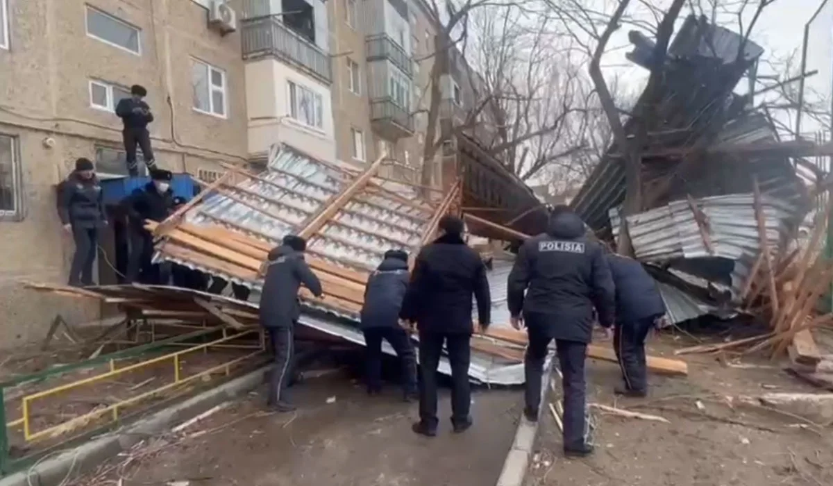 Жамбыл облысында қатты дауылдан шатырлар ұшып, жолдар жабылды