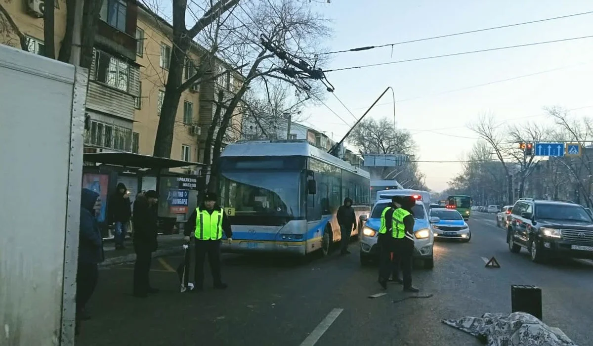 Алматыда жол-көлік оқиғасынан троллейбус жүргізушісі көз жұмды