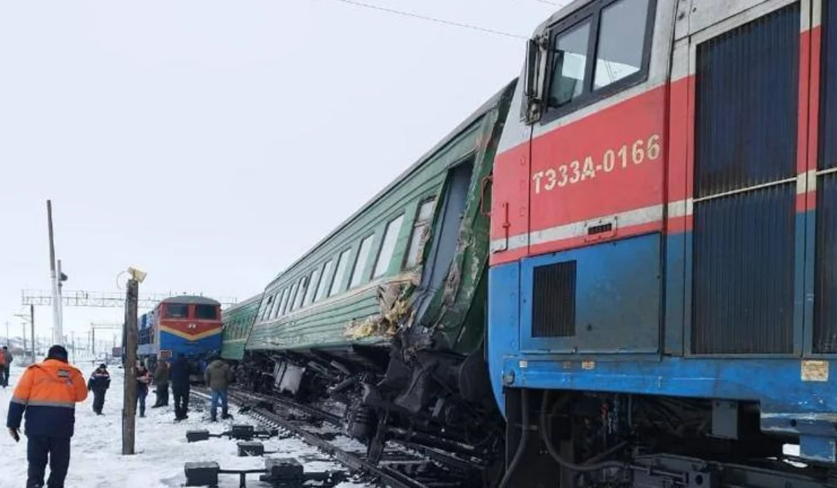 Ақтөбе облысында жолаушылар пойызы локомотивпен соғысып, рельстен шығып кетті