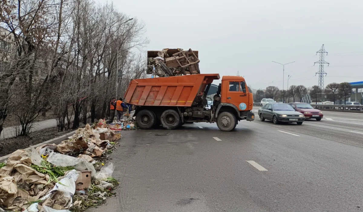 Алматыда мереке кезінде гүл сатқан саудагерлер көшені қоқысқа толтырған