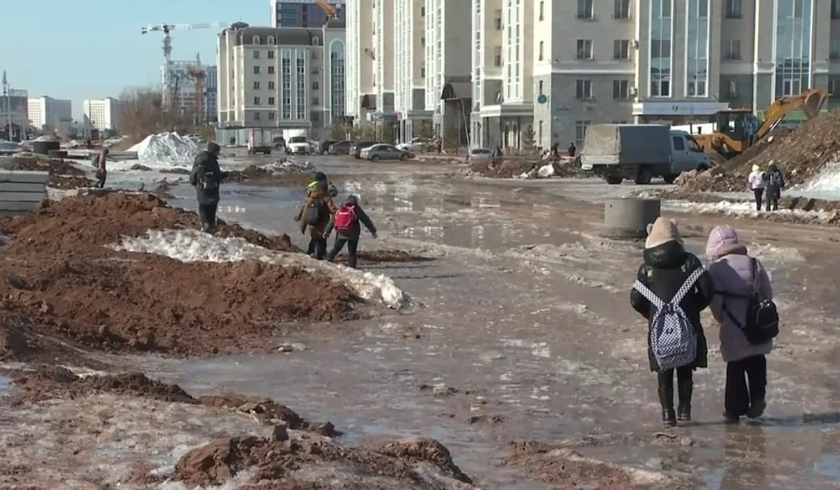 Астанада 4 мыңнан астам бала мектепке балшық кешіп, баруға мәжбүр