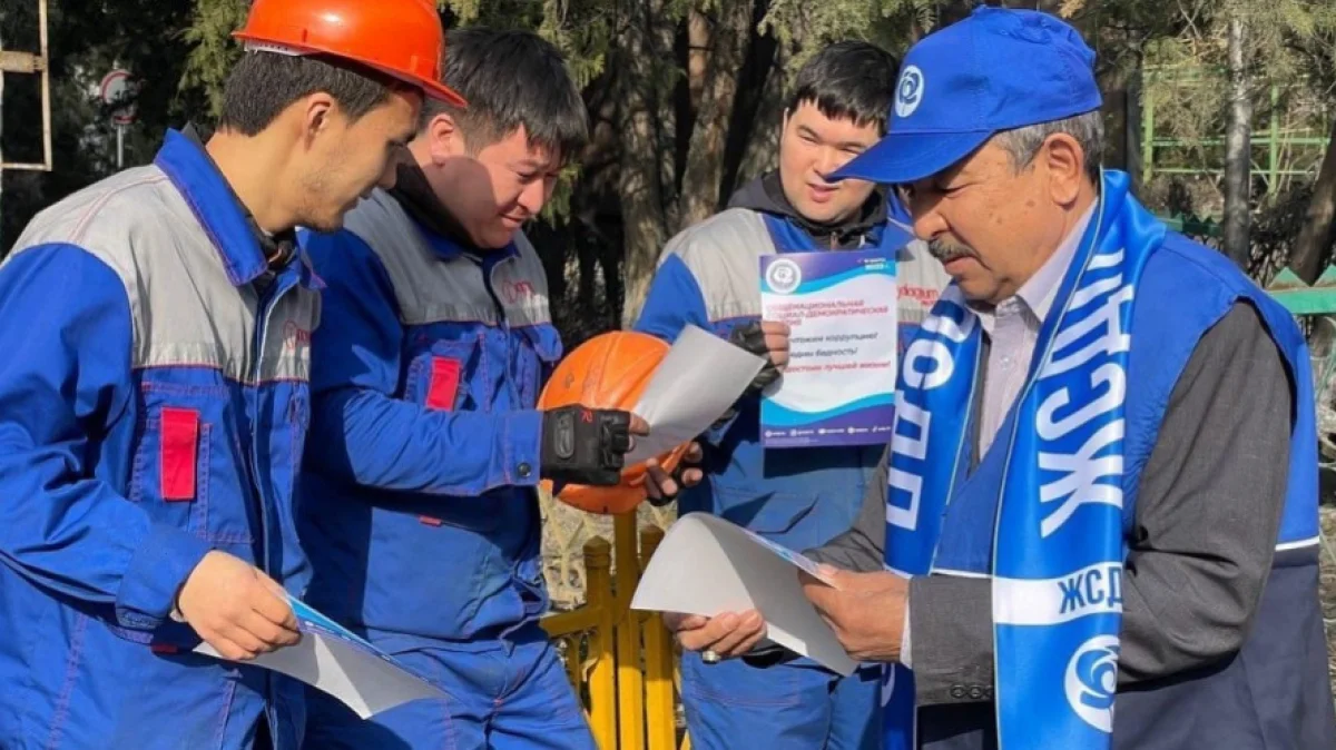 ЖСДП өкілі Кентаудағы зауыт қызметкерлерімен кездесті