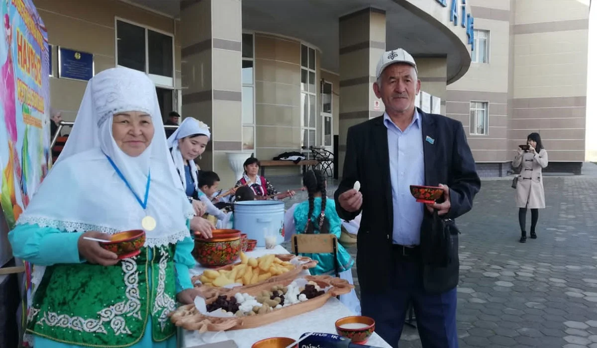 Шымкентте сайлаушыларға наурыз көже таратылды