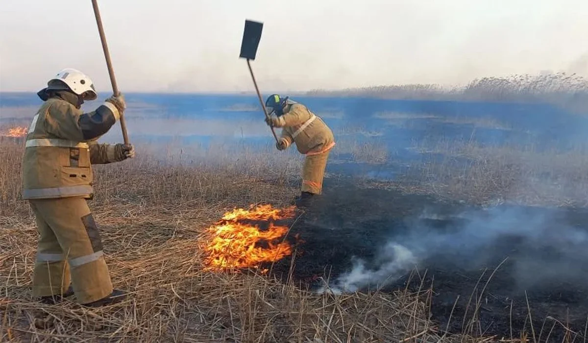 Атырау облысында кеше басталған қамыс өрті әлі сөндіріліп жатыр