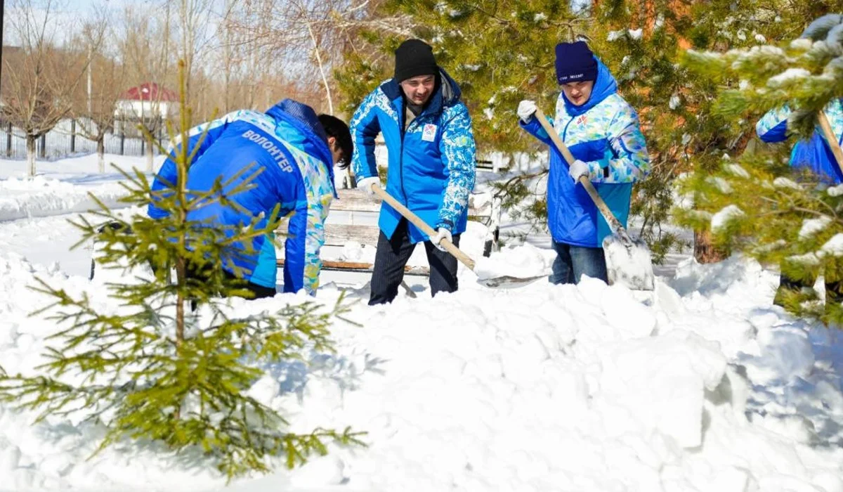 Жұмыла көтерген жүк жеңіл: Елорданың белсенді тұрғындары қар күреу акциясын бастады