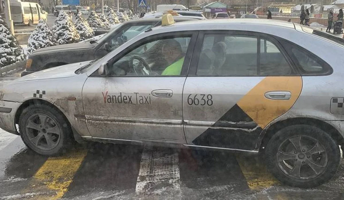 Түркістан облысында такси қызметінің көлігіне көңілі толмаған әйелге айыппұл салынды