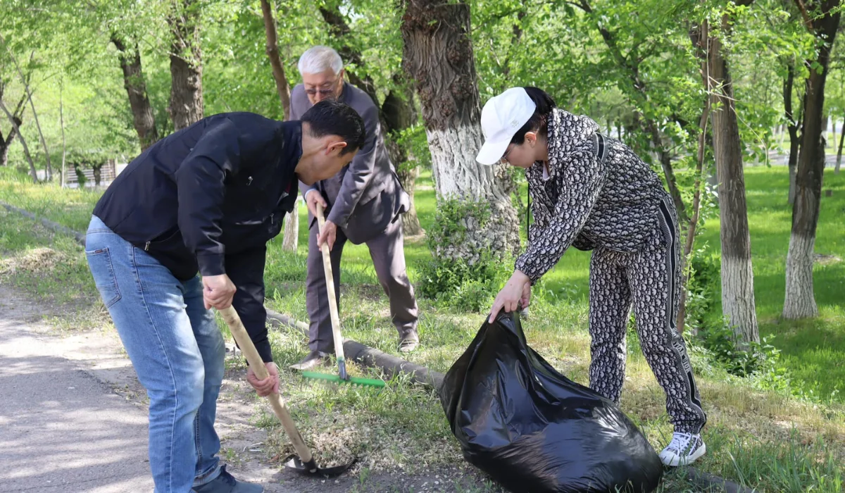 Таразда аманаттықтар қиын жағдайдағы балаларды қолдау орталығының тәрбиеленушілермен бірге ағаш отырғызды