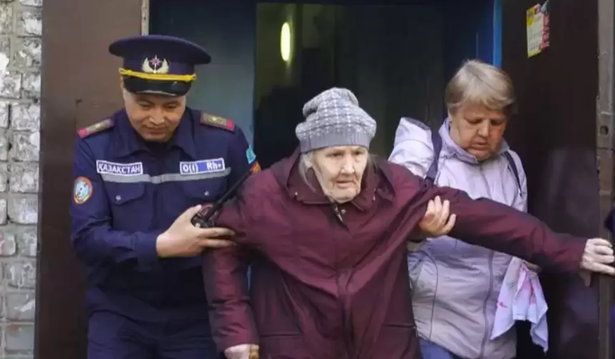 Өскеменде өрт сөндірушілер отқа оранған үйден 2 адамды аман алып шықты