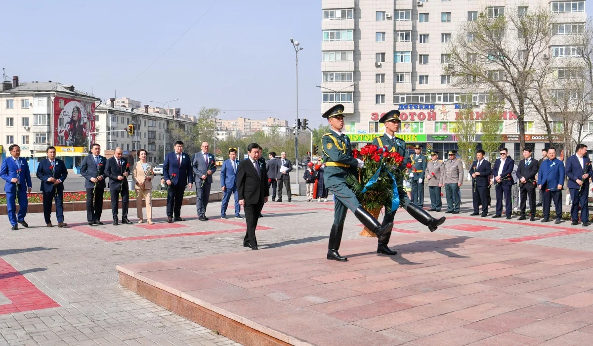 Мәжіліс төрағасы Әлия Молдағұлованың ескерткішіне гүл шоғын қойды