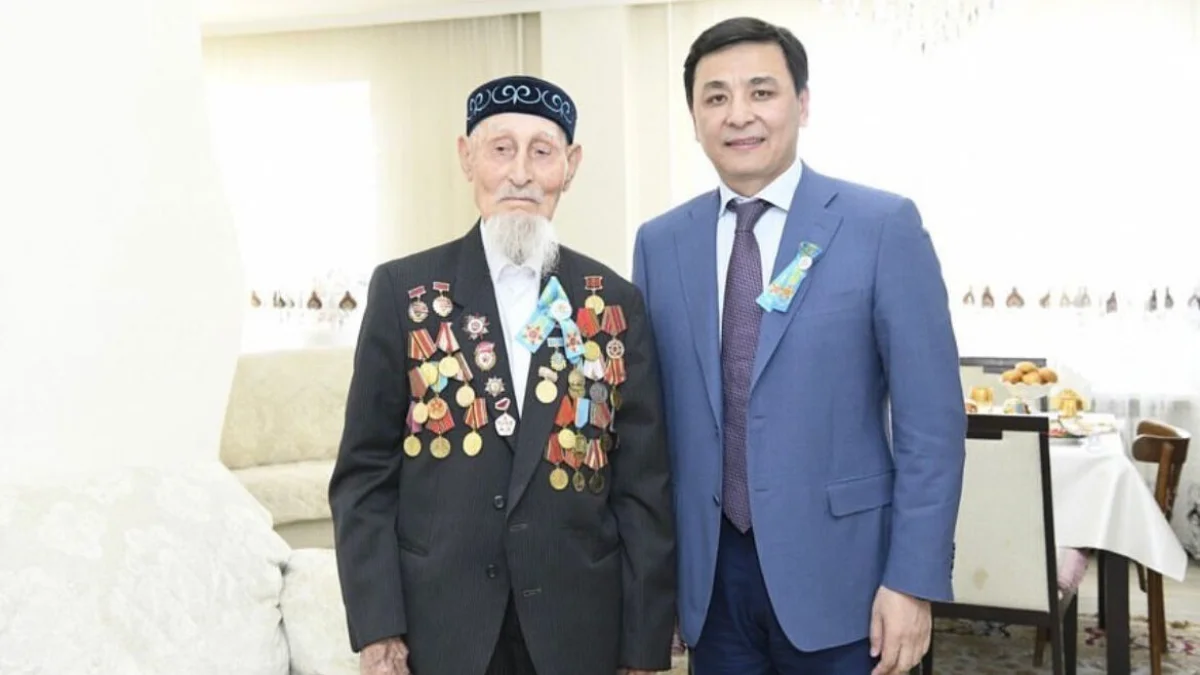 Алтай Көлгінов Ұлы Отан соғысы ардагерін мерекемен құттықтады