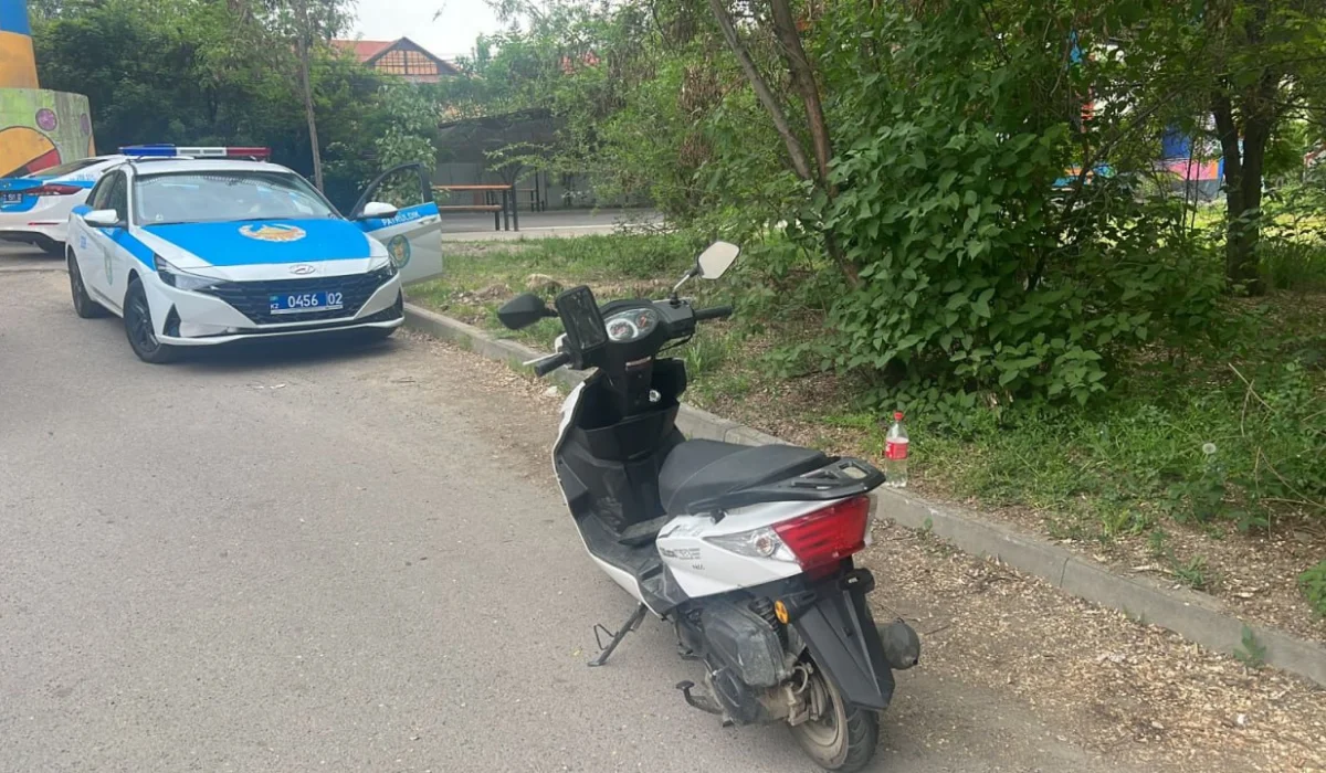 Алматыда мопед жүргізушісі полиция қызметкерін қағып кетіп, оқиға орнынан қашпақ болды