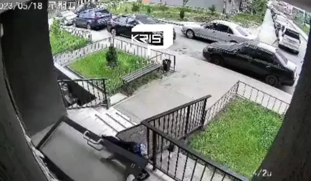 Алматыда тұрғын үйдің кіреберіс есігі құлап, баланы басып қалды
