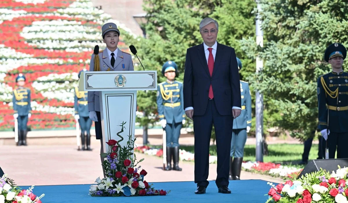 «Күллі әлем қазақ елін көк байрағына қарап таниды»: Президент Мемлекеттік туды көтеру рәсіміне қатысты