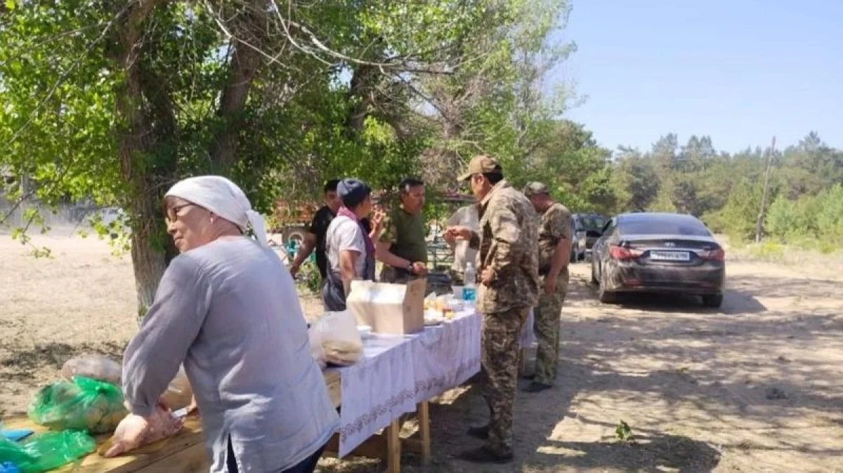 Абай облысындағы өртті сөндірушілерге еріктілер қызмет көрсетуде