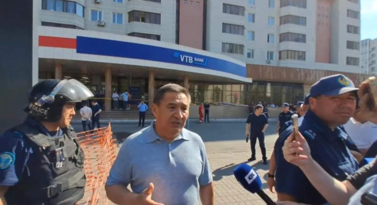 Банкке шабуыл: Басқыншымен келіссөзді Ішкі істер министрі жүргізген