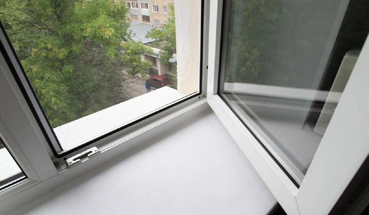 Шымкентте терезеден құлап кеткен 7 жастағы бала мерт болды