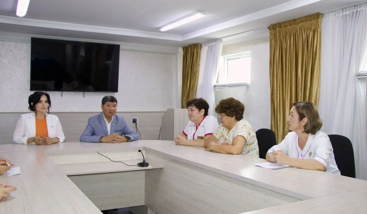 Шымкентте «AMANAT» партиясының мүшесі қалалық перзентханаға қызметкерлерімен кездесті